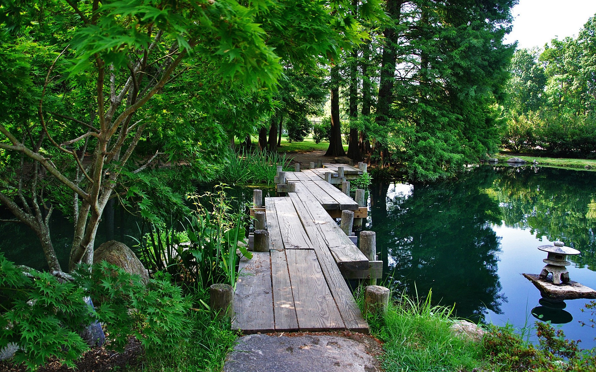 paysage bois nature eau arbre parc feuille été jardin paysage pont extérieur banc herbe guide voyage rivière environnement passerelle luxuriante lac vert