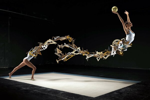 Danza geométrica de una mujer hermosa