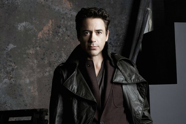 Robert Downey Jr. trägt eine Lederjacke