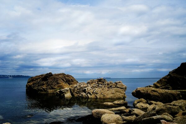 Paesaggio marino costa rocciosa