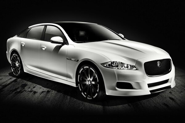 Jaguar XJ 75 платини концепція