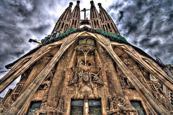 Bulutlu gökyüzüne karşı aşağıdan bakan Gotik katedral