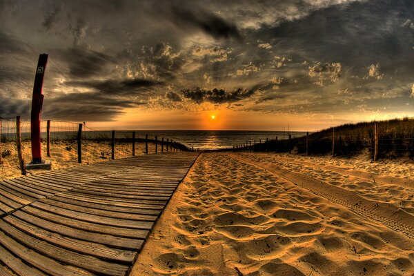 Playa de arena puesta de sol en el mar