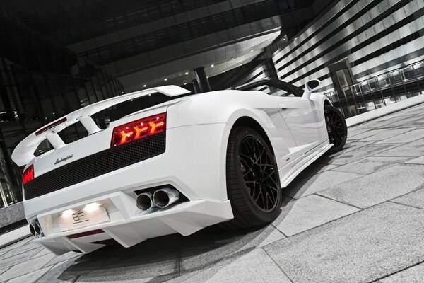 Lamborghini blanco con Llantas negras