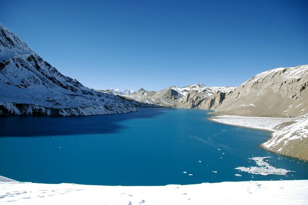 Lago Imey coperto di ghiaccio