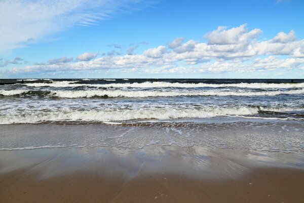 Las olas del mar y el cielo azul