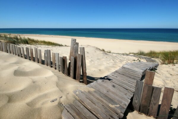 Sandstrand am Meer klarer Himmel