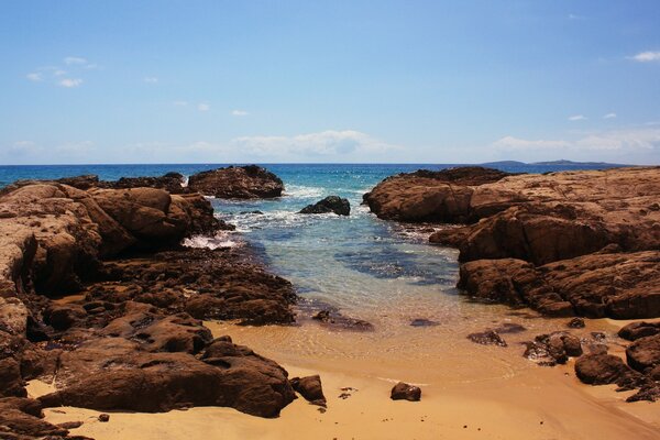 Plage avec des pierres sur fond de mer