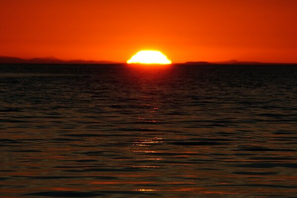 Coucher de soleil d été sur la mer