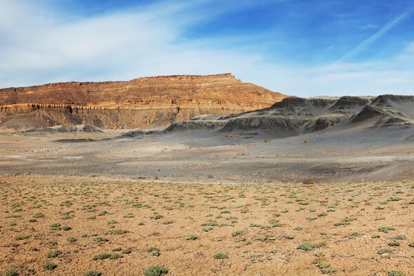 Bellissimo deserto con montagne sullo sfondo del cielo