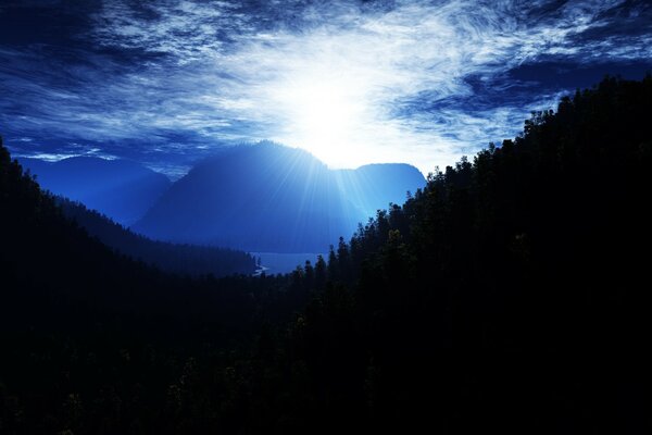 Les sommets bleus des montagnes au coucher du soleil