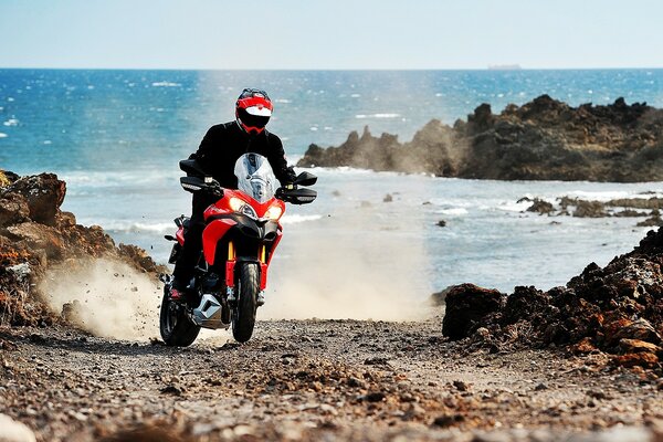 Motociclista sulla costa