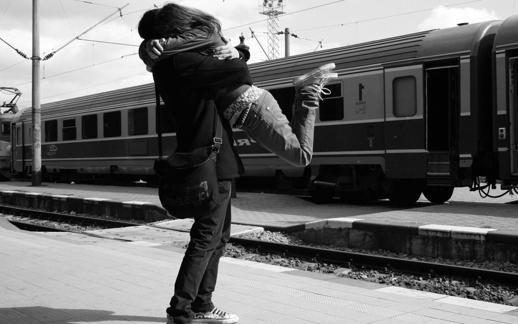 amor y romance tren ferrocarril sistema de transporte coche adulto persona calle solo monocromo