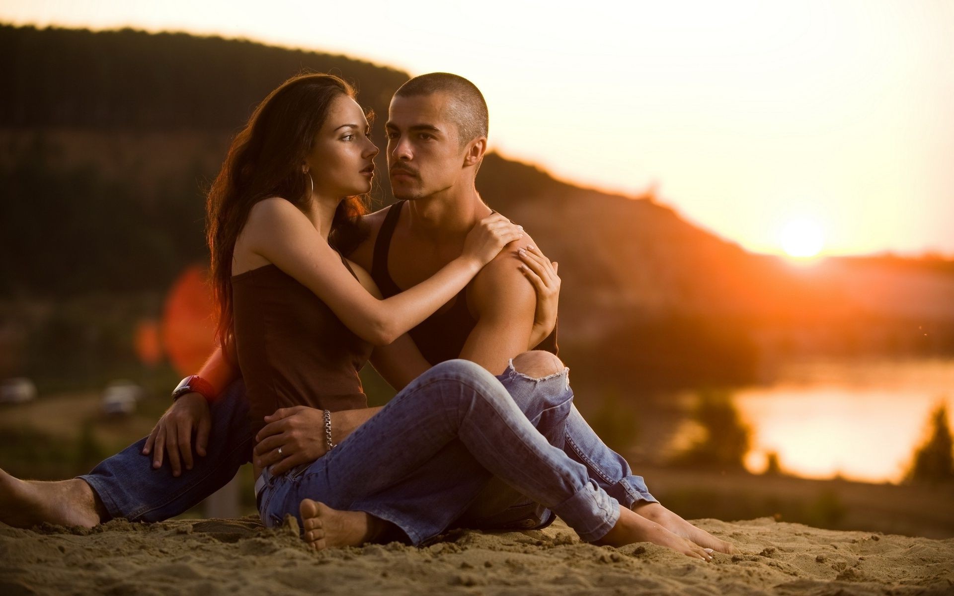 couple d amoureux adulte deux femme homme à l extérieur plage vacances voyage fille amour coucher de soleil un eau porter sable amour mer loisirs expression faciale