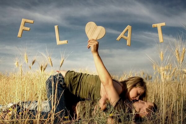 Una pareja en el campo. Amor