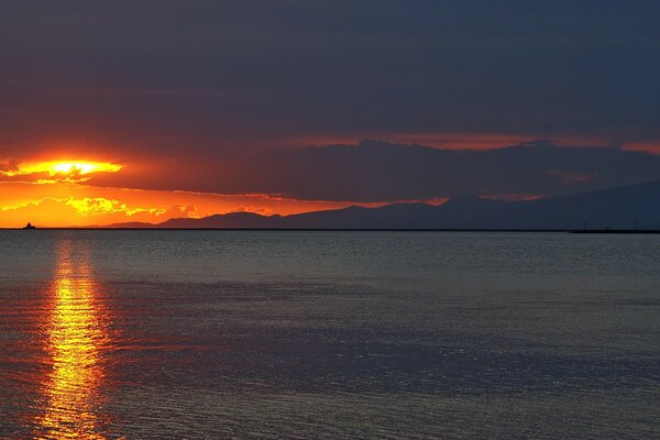 Nos encontramos con la puesta del sol por la noche en el agua