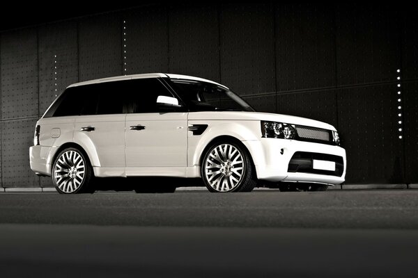 Voiture Range Rover blanc sur fond gris