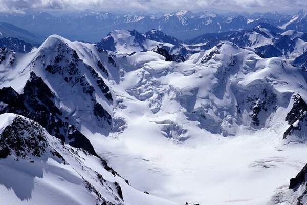 Paysage des sommets enneigés des montagnes