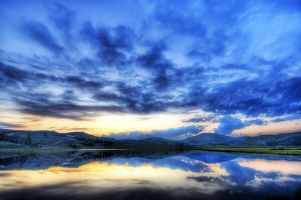 Muy hermoso amanecer sobre el lago