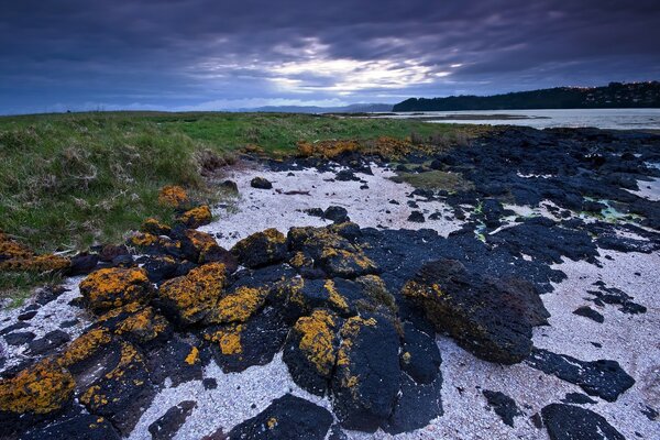 The endless stone coast of the sea