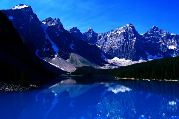 Lago di montagna con cime innevate