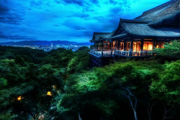 Haus im japanischen Stil am Rande einer Klippe