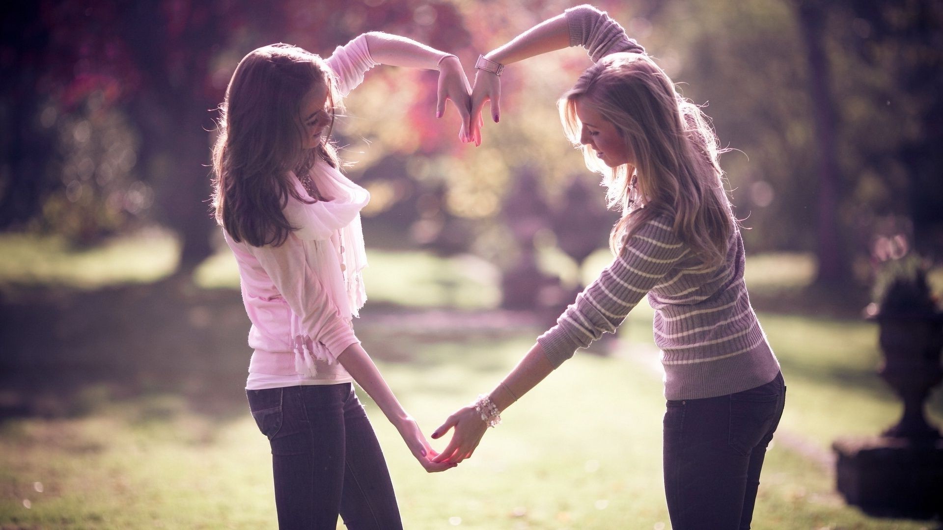 cuori ragazza natura parco all aperto donna felicità tempo libero divertimento estate erba ritratto sorriso stile di vita gioia bel tempo