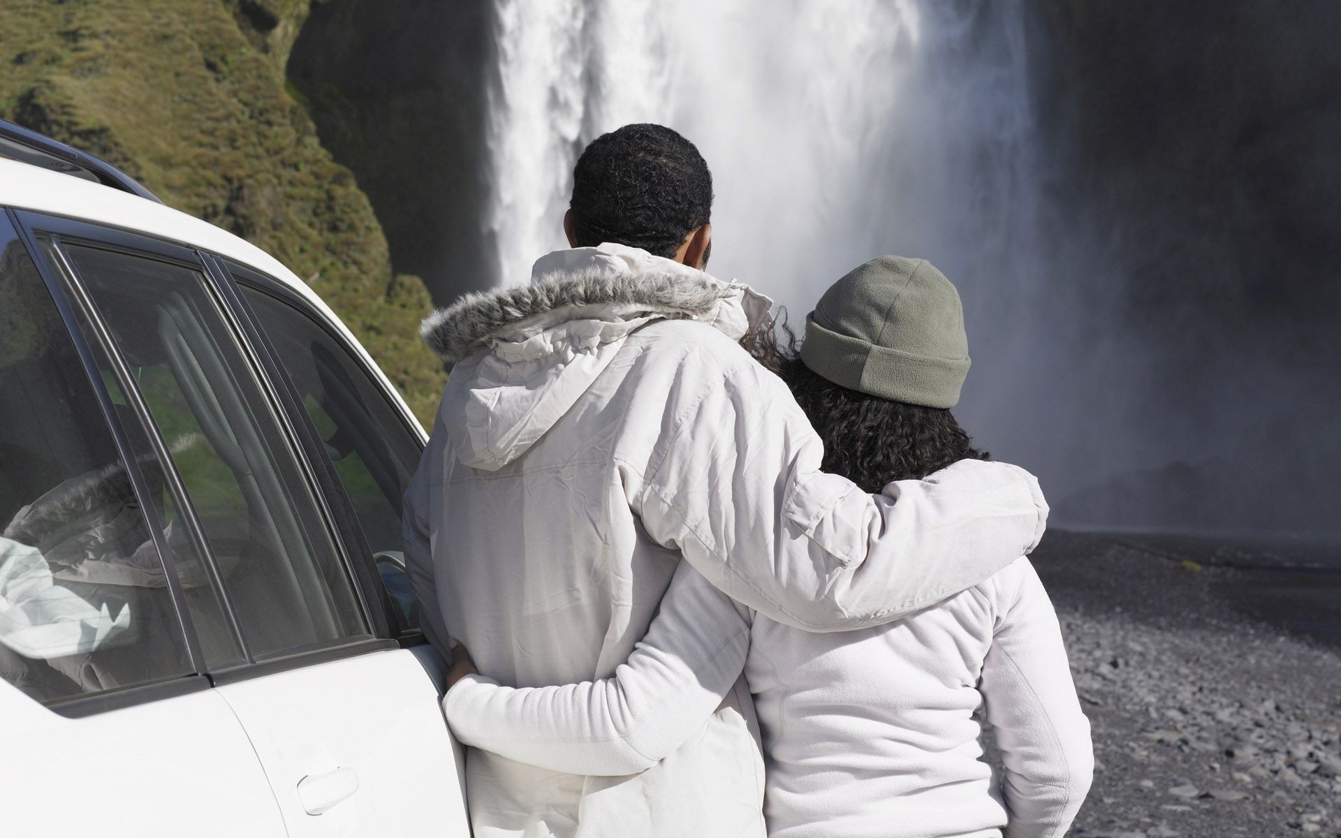 paare in der liebe mann erwachsener zwei im freien frau verbrechen eins