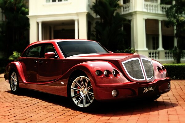 Voiture rouge dans la rue