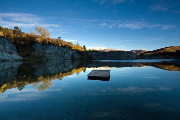 Ein schöner See, in dem sich der Himmel spiegelt