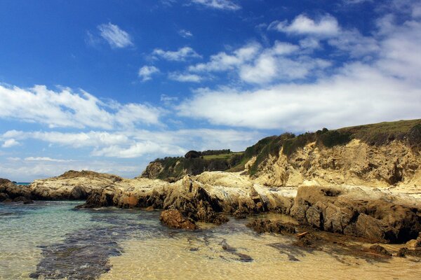 Penhasco de areia na costa águas calmas