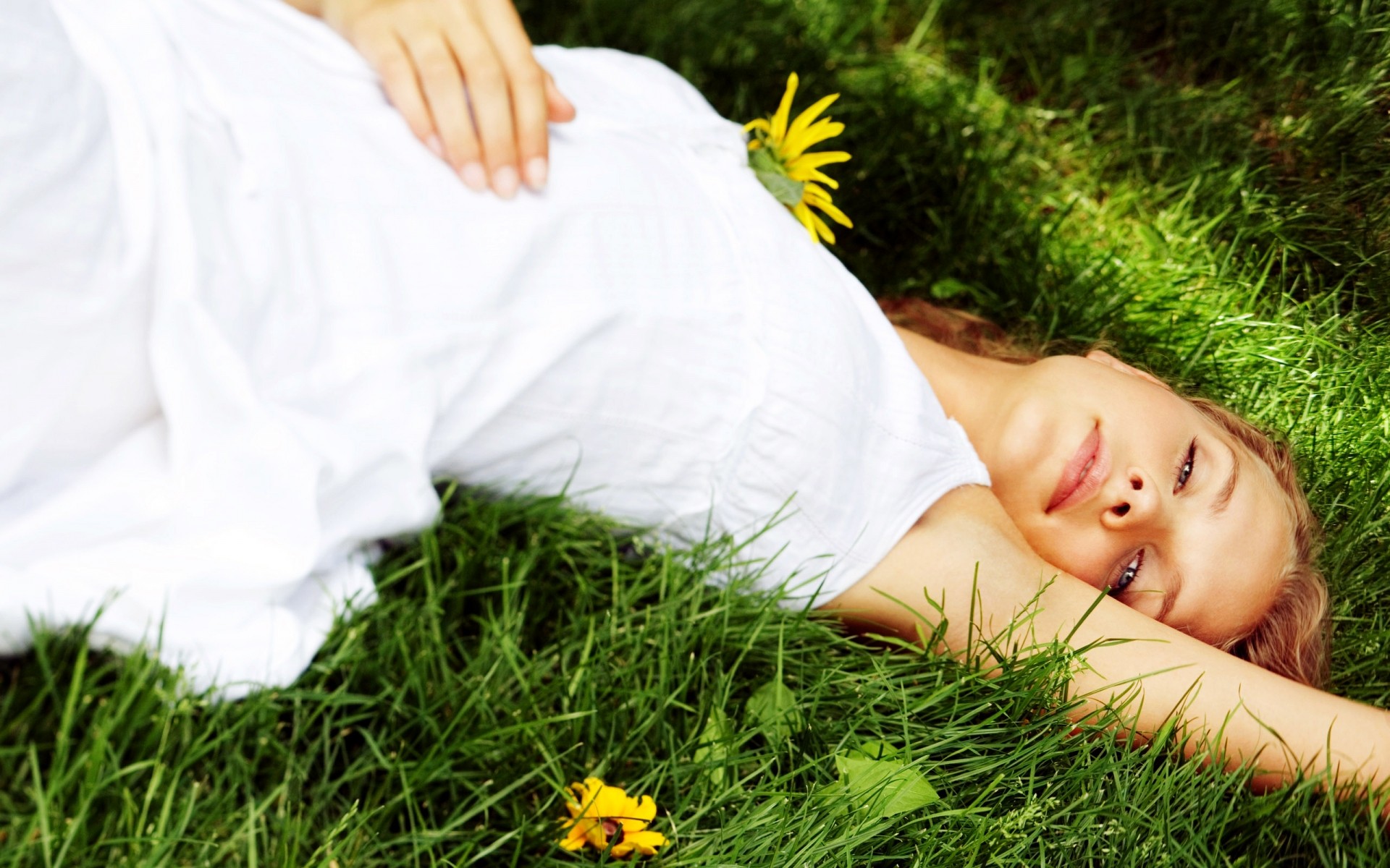 трава релаксация газон природа лето сенокос отдых на открытом воздухе женщина сон поле парк молодой остальное красивые девушка милые цветок счастье женщины