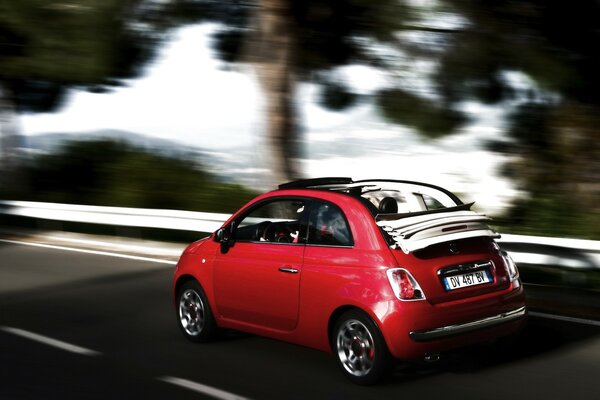 El coche pequeño asfalto rojo desenfoque