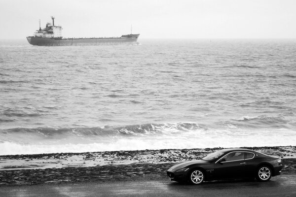 Schwefelfarbener Maserati auf Meerhintergrund