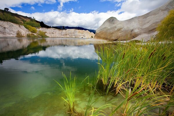 Paisaje lago claro de Montaña