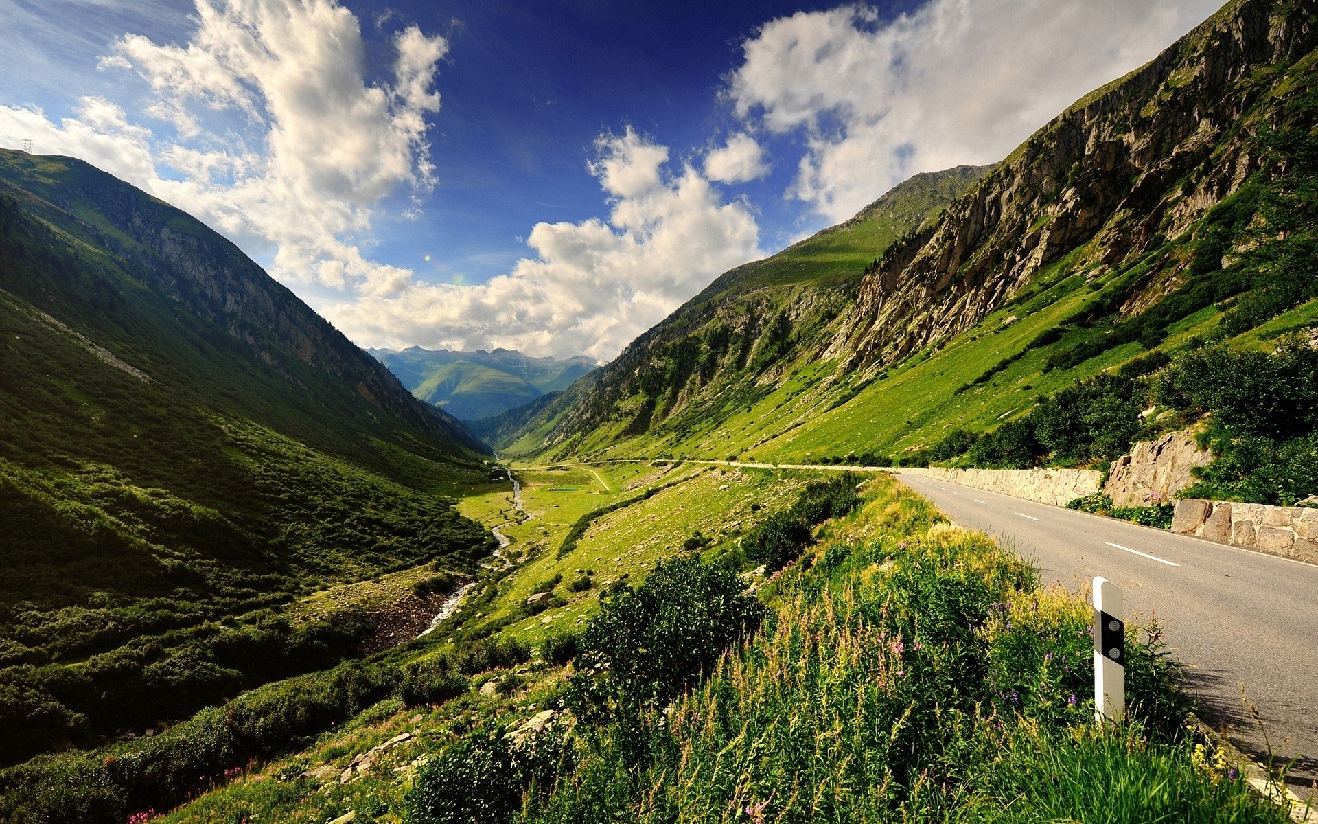 landschaft reisen natur im freien berge landschaft himmel sommer gras straße wasser tal landschaft bäume hintergrund fluss