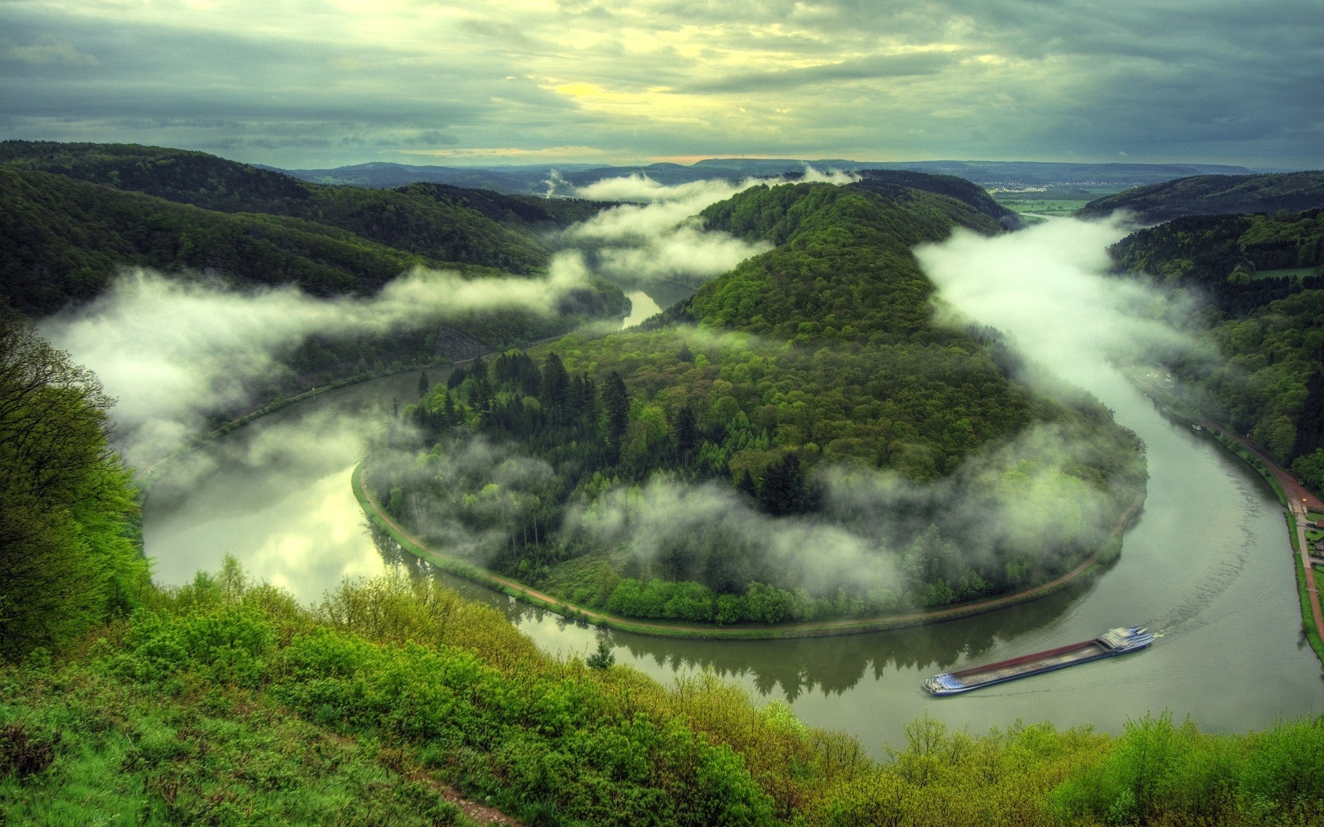 landschaft landschaft wasser natur reisen see fluss im freien nebel berge himmel gras nebel landschaftlich tal hügel bäume wald