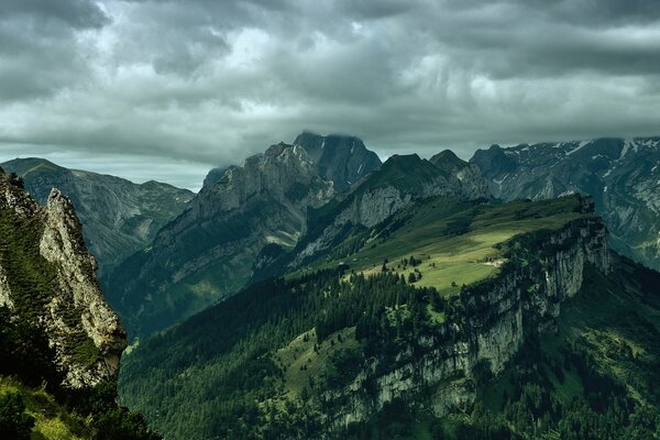 Cielo scuro sopra le grandi montagne