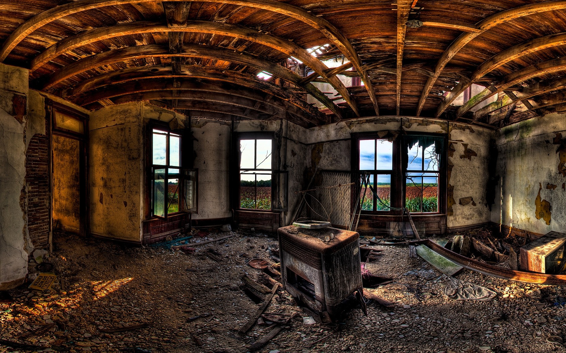 phototraitement abandonné désintégration vieux effrayant cassé architecture bois maison sous-traitée à l intérieur vide rust à l intérieur maison drh