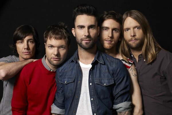 Los músicos de la banda maroon five posan ante la cámara