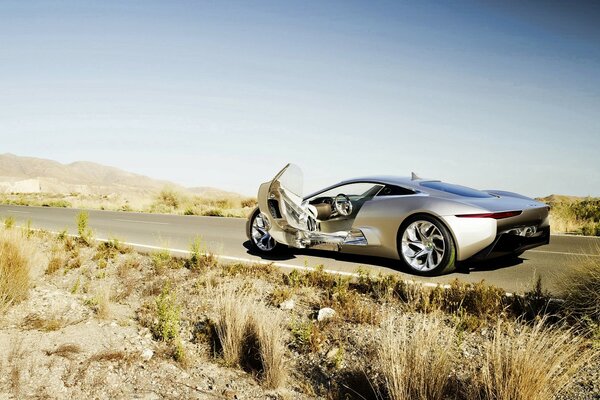 En la carretera es un coche de carreras elegante