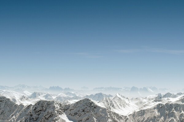 Schneebedeckte Berge auf einem sauberen Himmelshintergrund