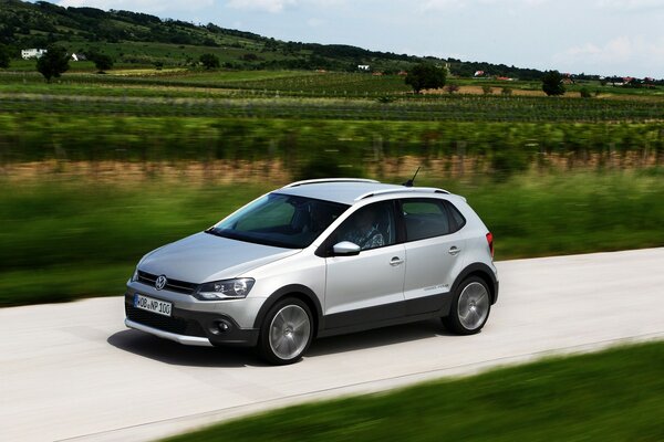 Voiture volkswagen grise sur la route