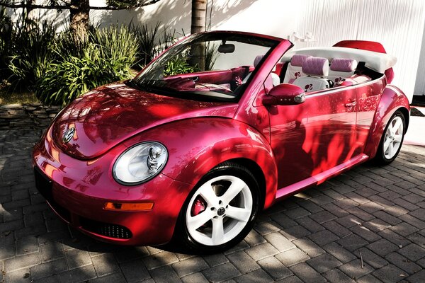 Carro vermelho volkswagen estacionado