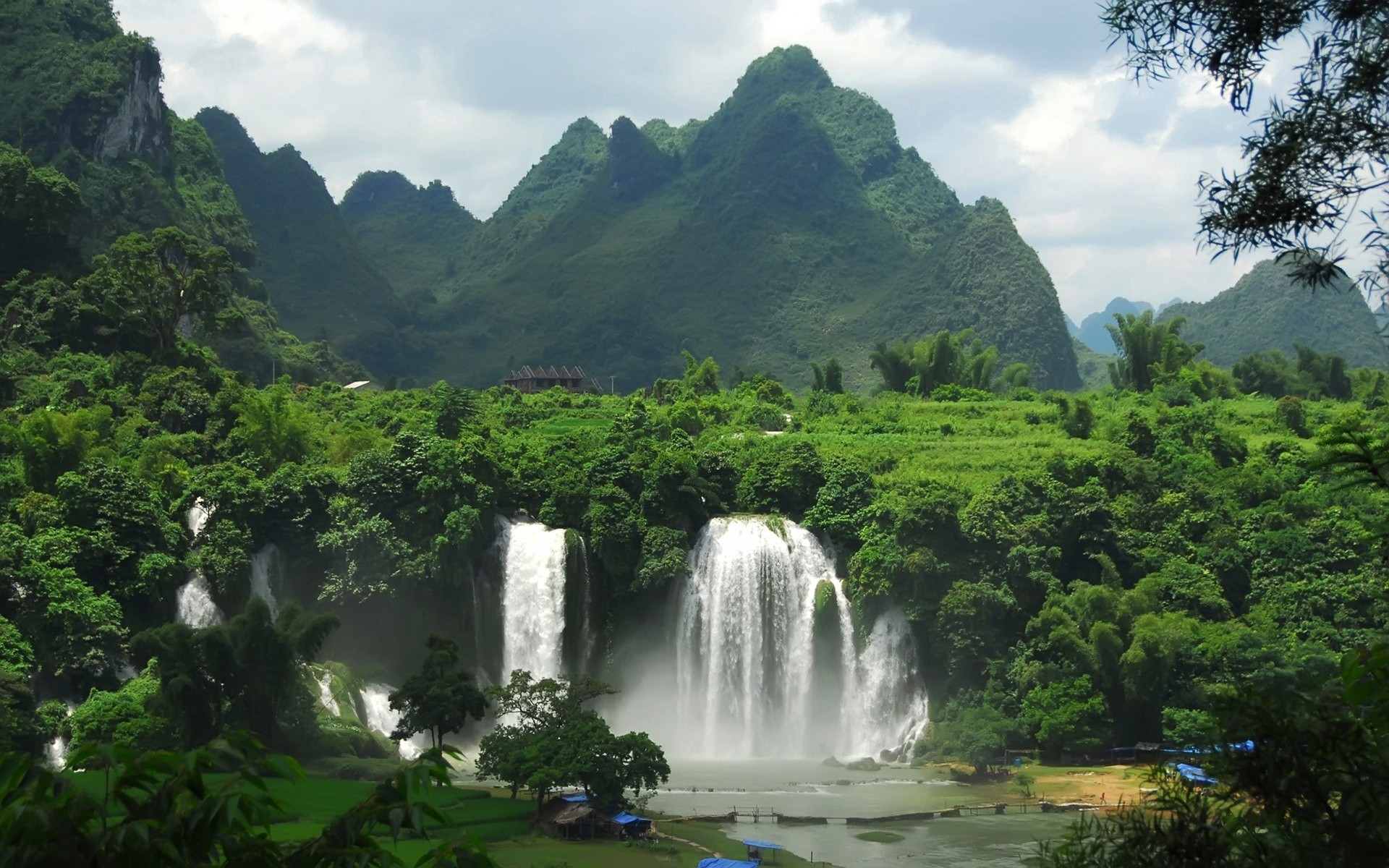 paysage eau cascade voyage nature bois à l extérieur bois montagnes rivière paysage rock forêt tropicale scénique été tropical ciel jungle cascade luxuriante fond