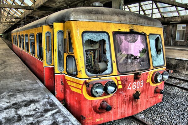 Trem abandonado na plataforma