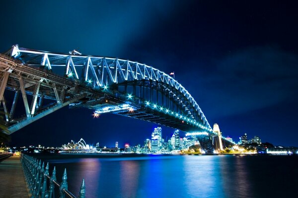 Pont de nuit éclairé par des lumières reflet dans le miroir