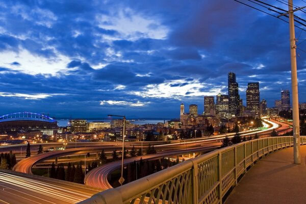 Pont route bifurcation vue sur la ville