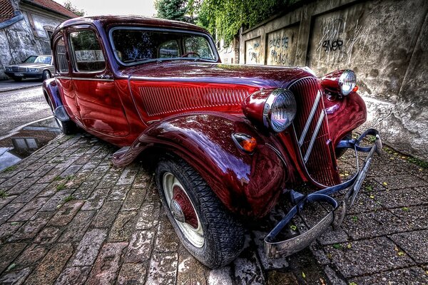 Voiture rétro dans la ville antique