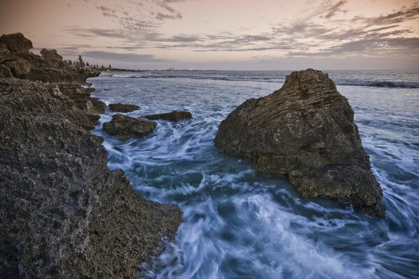 Grandi rocce sull oceano